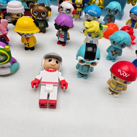 2020 Ryan's World Miniature Collectible Figures With Carrying Case Toy Van USED - Picture 8 of 11